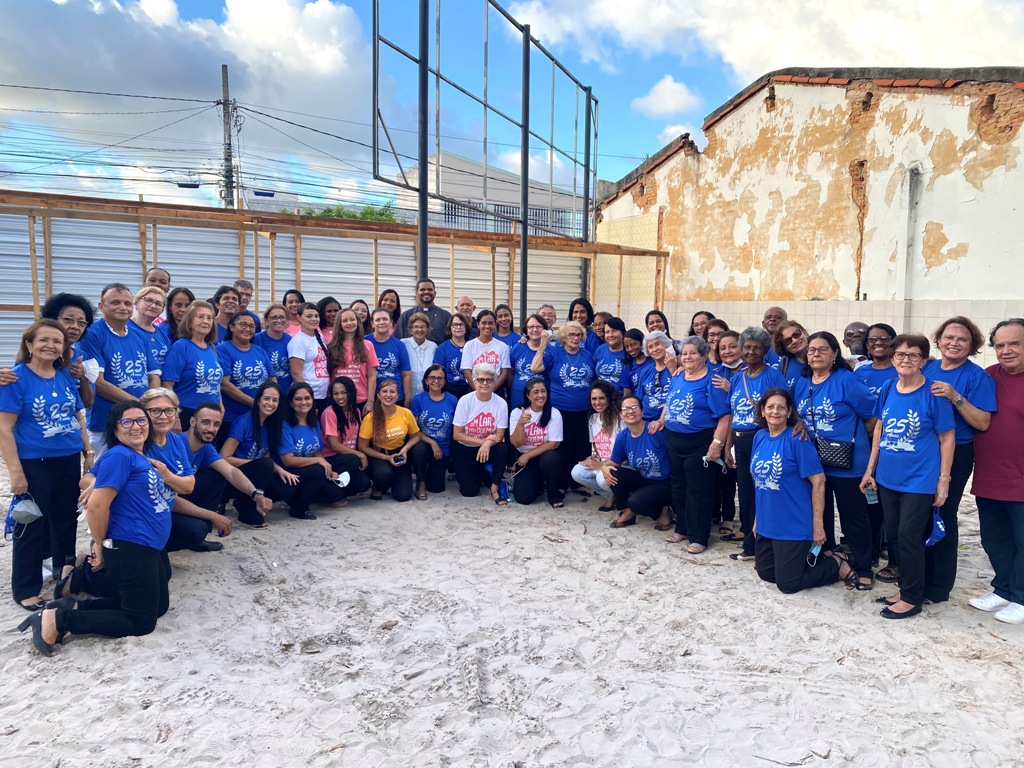 Voluntários e colaboradores na Missa Campal que anunciou o início das obras da nova Casa de Apoio Anna Garcez