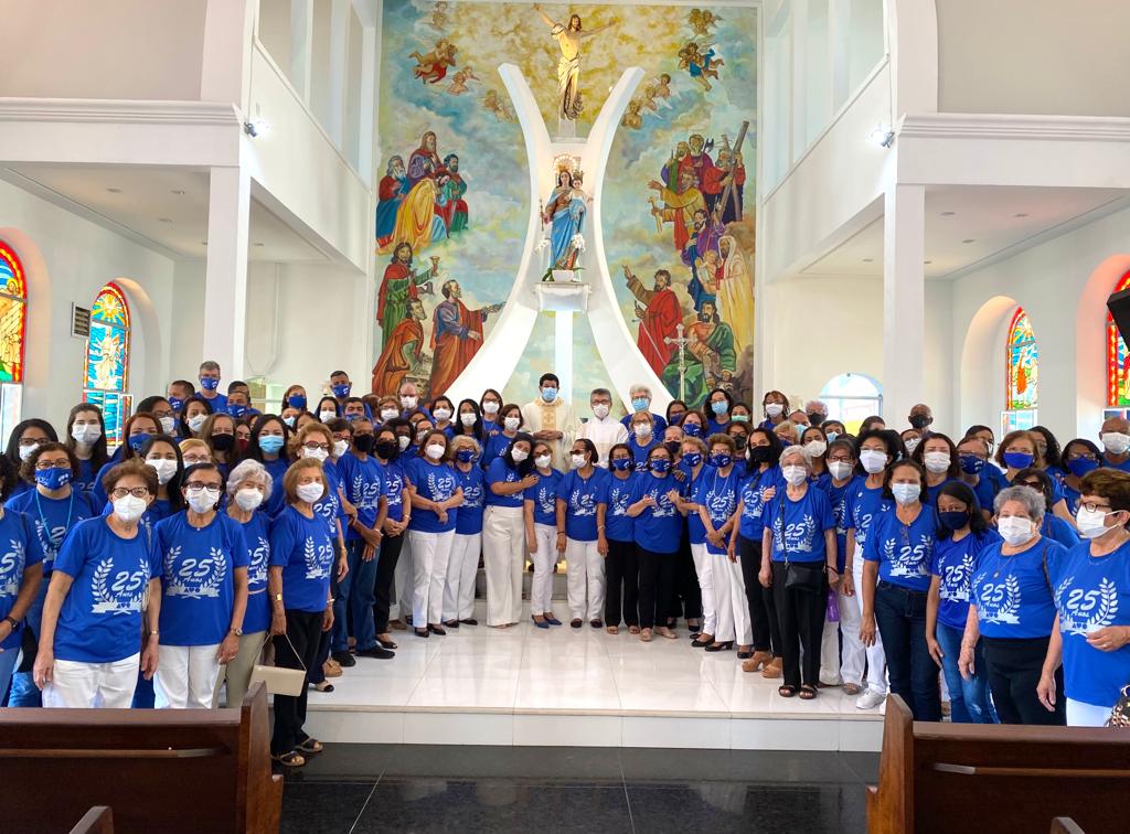 Voluntários reunidos para celebrar missa em ação de graças pelos 25 anos da AMO