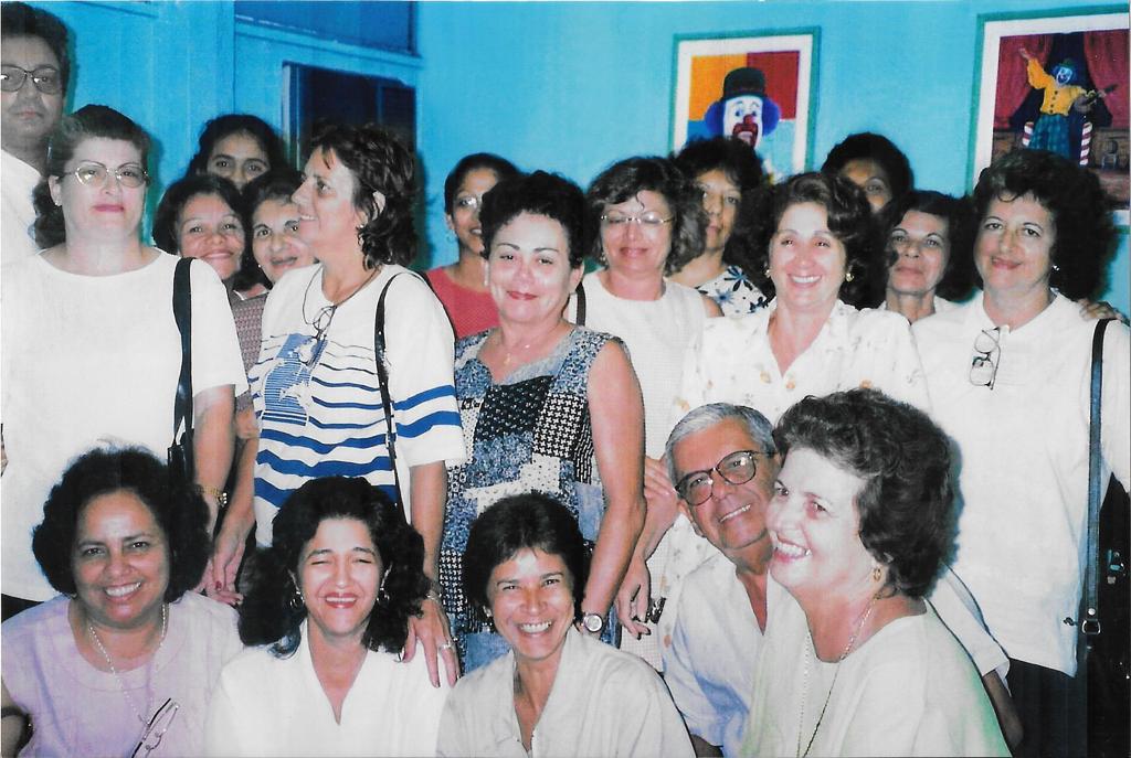 Primeira reunião de voluntários e sócio-fundadores, em 21 de novembro de 1996, para fundação da Associação dos Amigos da Oncologia no corredor do Ambulatório de Oncologia do Hospital de Cirurgia